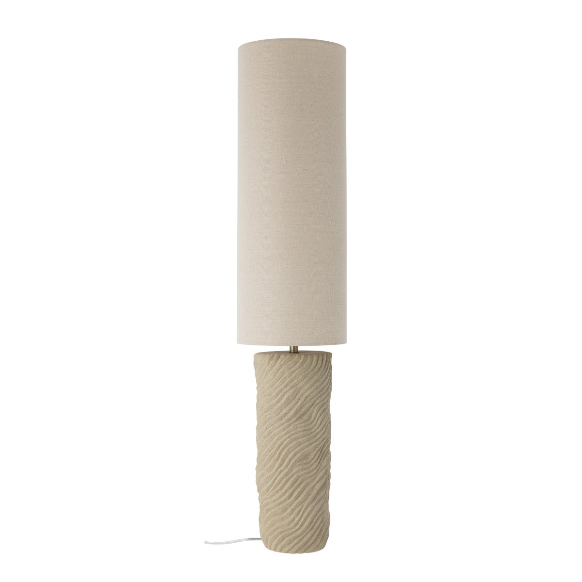 Payah Beige lámpara de pie De Bloomingville - Su base de gres presenta un hermoso patr&oacute;n texturizado que crea un ambiente decorativo, mientras que la sencilla pantalla de algod&oacute;n proporciona una luz suave y agradable.