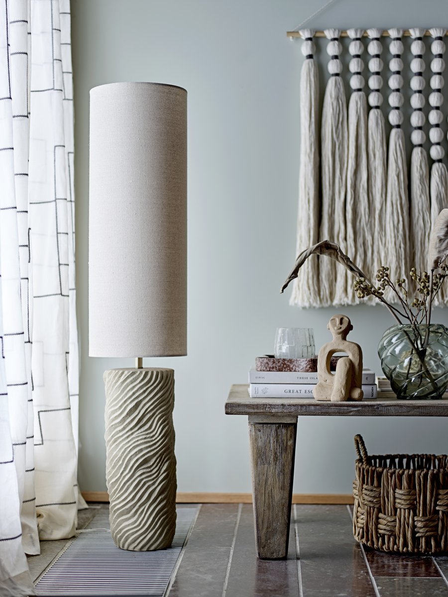 Payah Beige lámpara de pie De Bloomingville - Su base de gres presenta un hermoso patr&oacute;n texturizado que crea un ambiente decorativo, mientras que la sencilla pantalla de algod&oacute;n proporciona una luz suave y agradable.