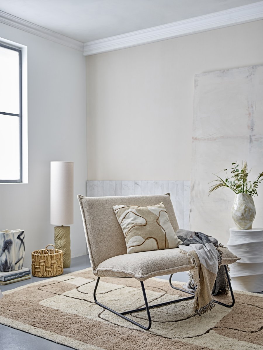 Payah Beige lámpara de pie De Bloomingville - Su base de gres presenta un hermoso patr&oacute;n texturizado que crea un ambiente decorativo, mientras que la sencilla pantalla de algod&oacute;n proporciona una luz suave y agradable.