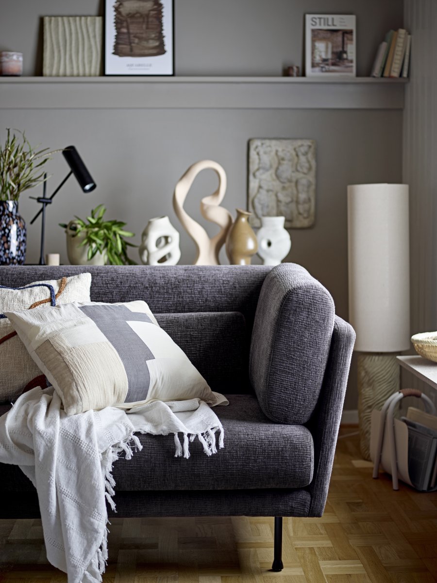 Payah Beige lámpara de pie De Bloomingville - Su base de gres presenta un hermoso patr&oacute;n texturizado que crea un ambiente decorativo, mientras que la sencilla pantalla de algod&oacute;n proporciona una luz suave y agradable.