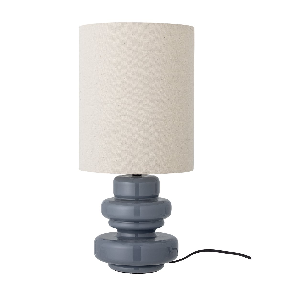 Fabiola 50cm Azul lámpara de mesa De Bloomingville - Una l&aacute;mpara elegante y decorativa que encaja a la perfecci&oacute;n en el sal&oacute;n, el dormitorio o en el alf&eacute;izar de la ventana, donde desee a&ntilde;adir luz y un toque de color.