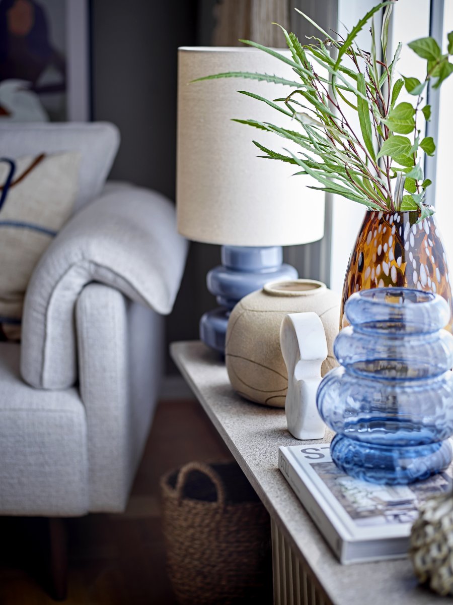Fabiola 50cm Azul lámpara de mesa De Bloomingville - Una l&aacute;mpara elegante y decorativa que encaja a la perfecci&oacute;n en el sal&oacute;n, el dormitorio o en el alf&eacute;izar de la ventana, donde desee a&ntilde;adir luz y un toque de color.