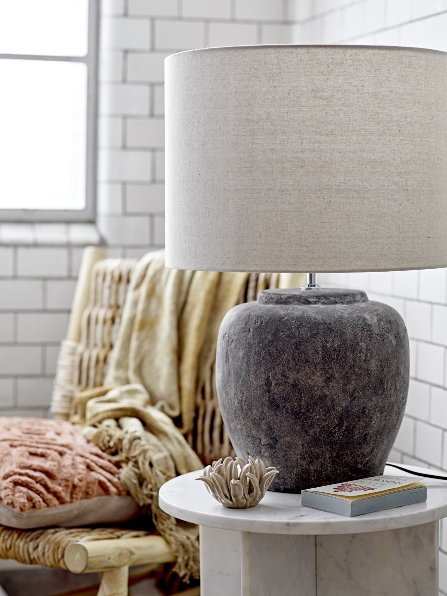 Isabelle 62cm Gris oscuro lámpara de mesa De Bloomingville - La l&aacute;mpara de mesa Isabelle de Bloomingville cuenta con una hermosa base de gres con un aspecto r&uacute;stico y vintage que aporta calidez y car&aacute;cter a cualquier estancia.