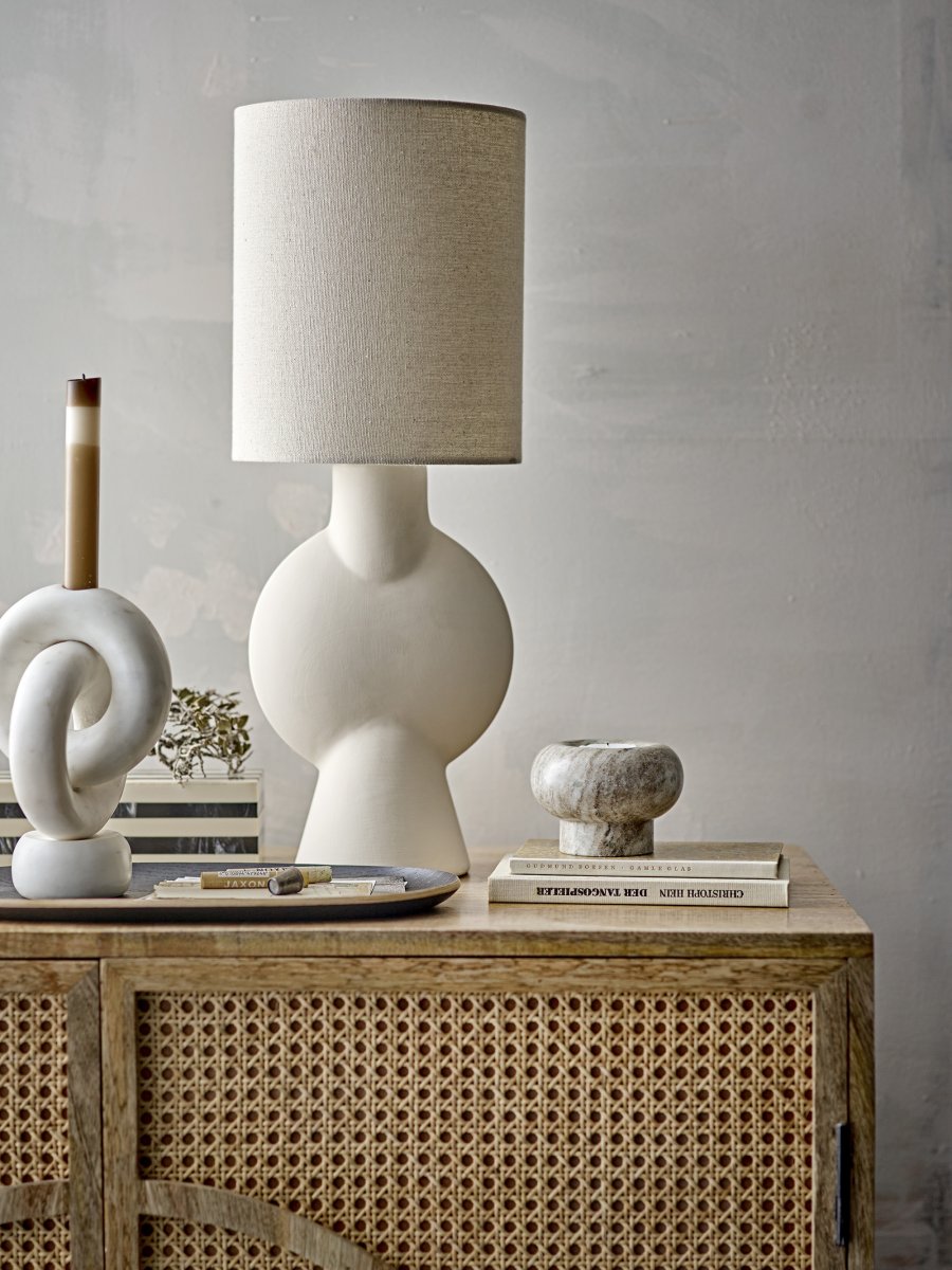 Sergio 55cm Blanco natural lámpara de mesa De Bloomingville - La l&aacute;mpara de mesa Sergio de Bloomingville es vers&aacute;til y elegante, con una forma minimalista inspirada en el dise&ntilde;o n&oacute;rdico.
