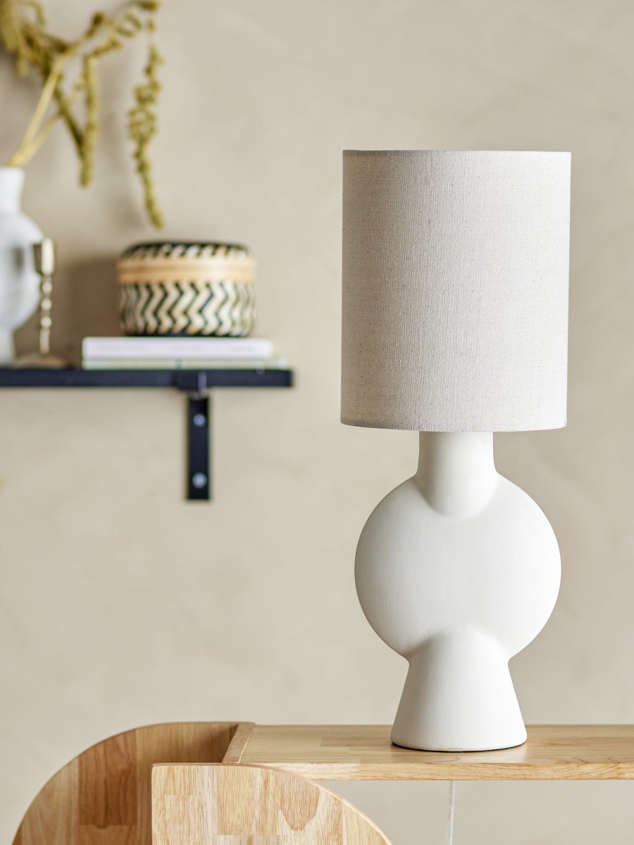 Sergio 55cm Blanco natural lámpara de mesa De Bloomingville - La l&aacute;mpara de mesa Sergio de Bloomingville es vers&aacute;til y elegante, con una forma minimalista inspirada en el dise&ntilde;o n&oacute;rdico.