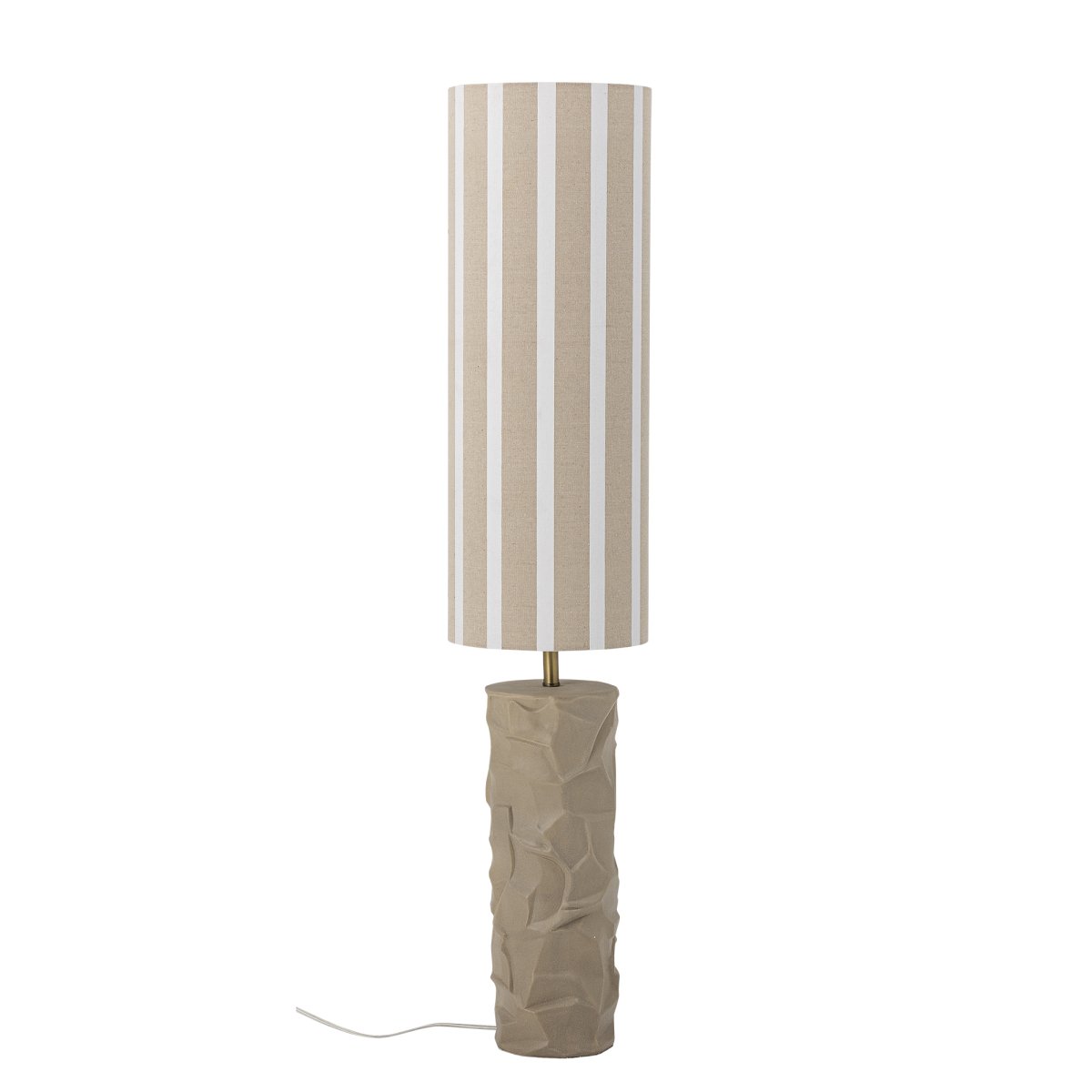 Jani Marrón lámpara de pie De Bloomingville - La sencilla pantalla est&aacute; decorada con rayas verticales que crean un elegante contraste con la base natural: una combinaci&oacute;n armoniosa que encaja a la perfecci&oacute;n en salones, dormitorios o rincones tranquilos.