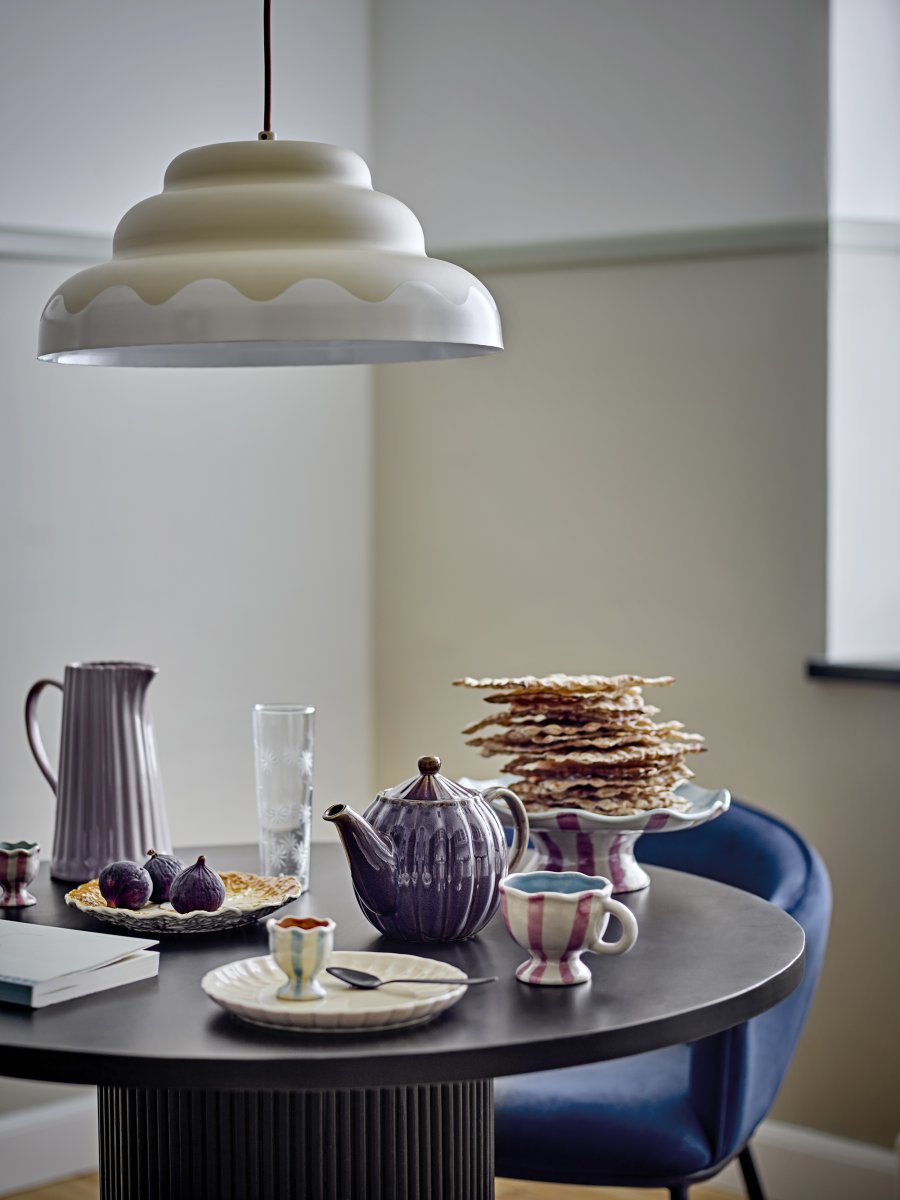 Lacya Ø40 Beige Lámpas de techo De Bloomingville - Su forma &uacute;nica y sus sutiles tonos hacen de Lacya un complemento perfecto para cualquier habitaci&oacute;n, desde la cocina y el comedor hasta el dormitorio y la sala de estar, creando una elegante armon&iacute;a en el espacio.