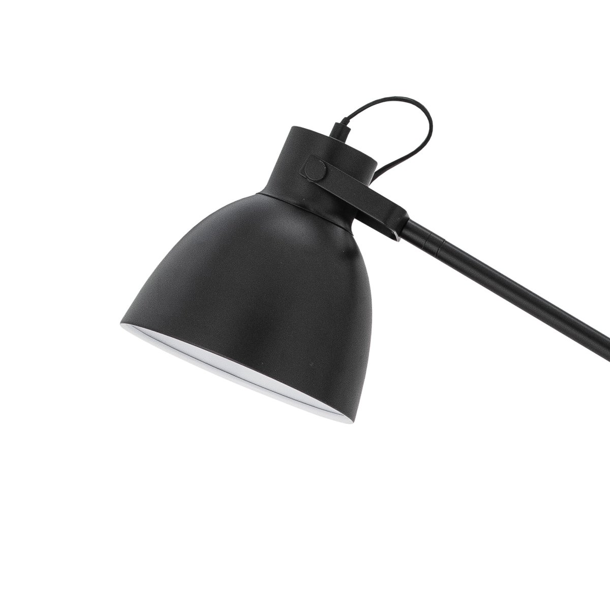 Barca Negro lámpara de pie De Bloomingville - La l&aacute;mpara de pie Barca est&aacute; hecha de metal negro con elegantes detalles dorados, lo que le confiere un ambiente atemporal y sofisticado.