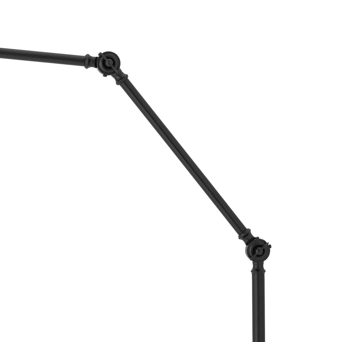 Barca Negro lámpara de pie De Bloomingville - La l&aacute;mpara de pie Barca est&aacute; hecha de metal negro con elegantes detalles dorados, lo que le confiere un ambiente atemporal y sofisticado.