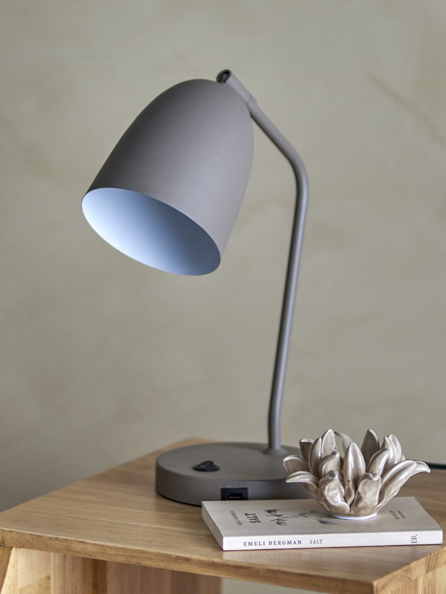 Lemar 37cm Gris lámpara de escritorio De Bloomingville - La l&aacute;mpara de mesa Lemar de Bloomingville est&aacute; hecha de metal y presenta un dise&ntilde;o cl&aacute;sico y minimalista, perfecto para un escritorio o un rinc&oacute;n de la habitaci&oacute;n.