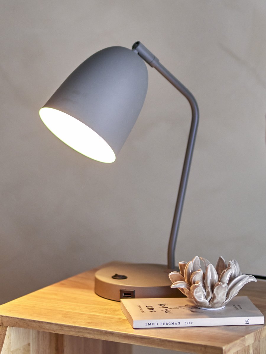 Lemar 37cm Gris lámpara de escritorio De Bloomingville - La l&aacute;mpara de mesa Lemar de Bloomingville est&aacute; hecha de metal y presenta un dise&ntilde;o cl&aacute;sico y minimalista, perfecto para un escritorio o un rinc&oacute;n de la habitaci&oacute;n.