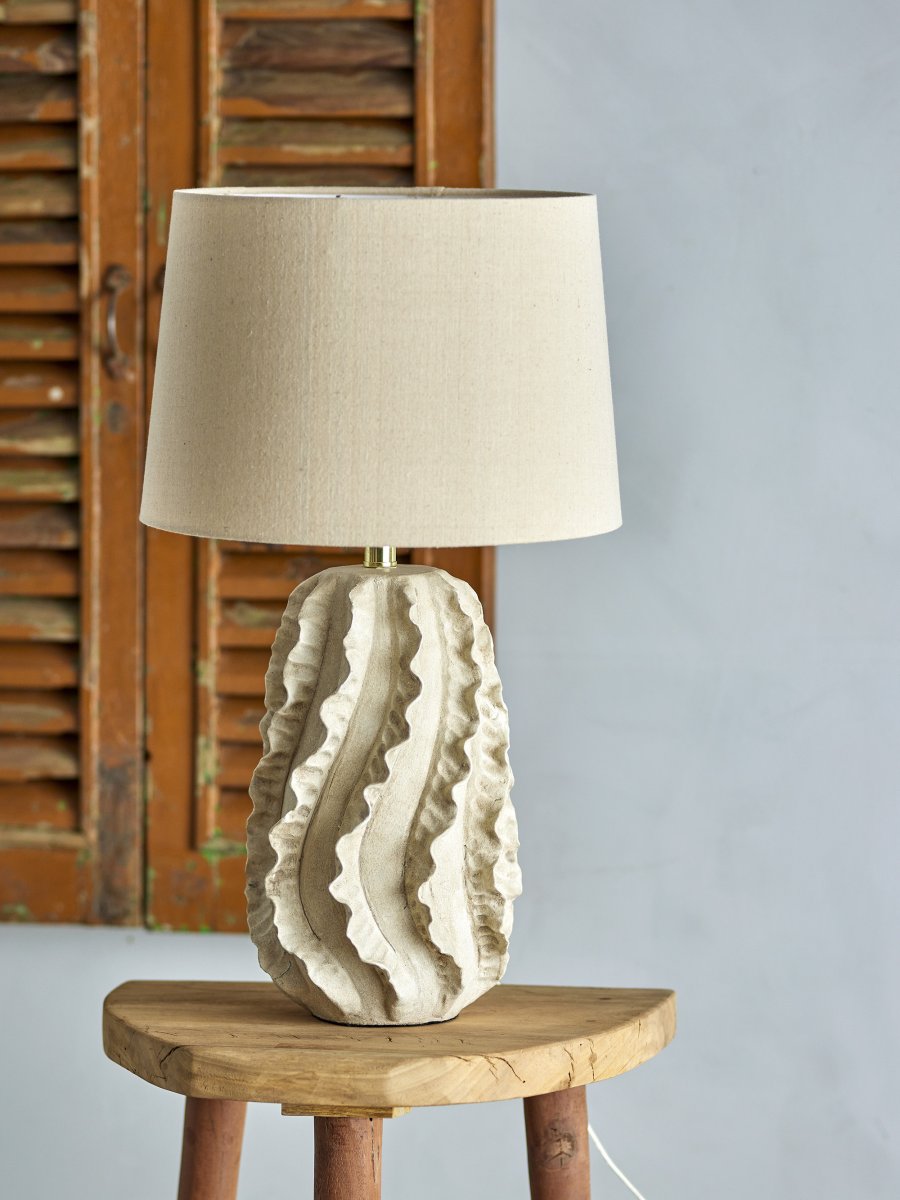 Natika 64cm Beige lámpara de mesa De Bloomingville - La sencilla pantalla de lino blanco armoniza a la perfecci&oacute;n con la forma escultural de la base y distribuye una luz agradable por toda la estancia.