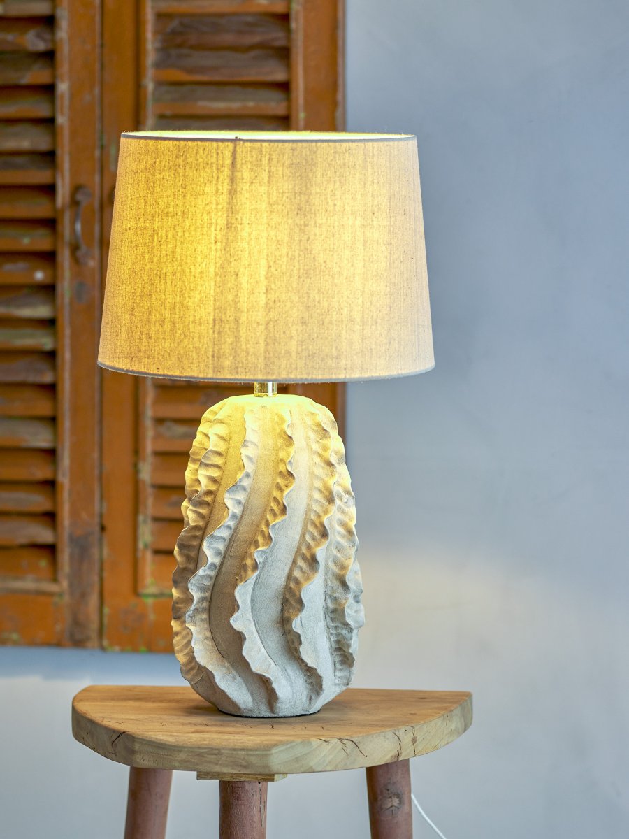 Natika 64cm Beige lámpara de mesa De Bloomingville - La sencilla pantalla de lino blanco armoniza a la perfecci&oacute;n con la forma escultural de la base y distribuye una luz agradable por toda la estancia.