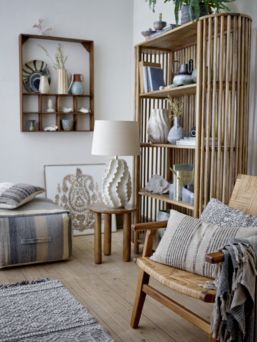 Natika 64cm Beige lámpara de mesa De Bloomingville - La sencilla pantalla de lino blanco armoniza a la perfecci&oacute;n con la forma escultural de la base y distribuye una luz agradable por toda la estancia.
