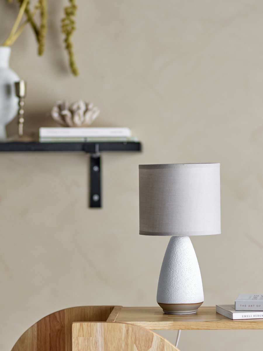 Paprica 28cm Blanco lámpara de mesa De Bloomingville - Perfecta para una estanter&iacute;a, un estante o como una peque&ntilde;a luz de noche junto a la cama: un detalle decorativo que, a pesar de su peque&ntilde;o tama&ntilde;o, proporciona una luz agradable y mucha personalidad.