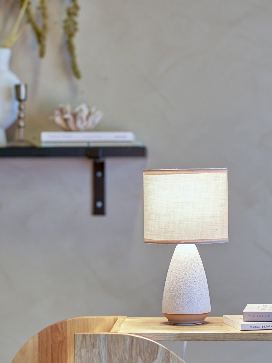 Paprica 28cm Blanco lámpara de mesa De Bloomingville - Perfecta para una estanter&iacute;a, un estante o como una peque&ntilde;a luz de noche junto a la cama: un detalle decorativo que, a pesar de su peque&ntilde;o tama&ntilde;o, proporciona una luz agradable y mucha personalidad.