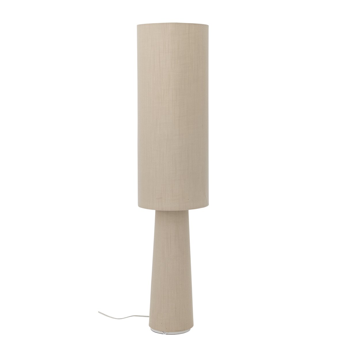 Emmie Naturaleza lámpara de pie De Bloomingville - La pantalla y la base est&aacute;n hechas de una hermosa tela de lino, creando un ambiente r&uacute;stico y acogedor.