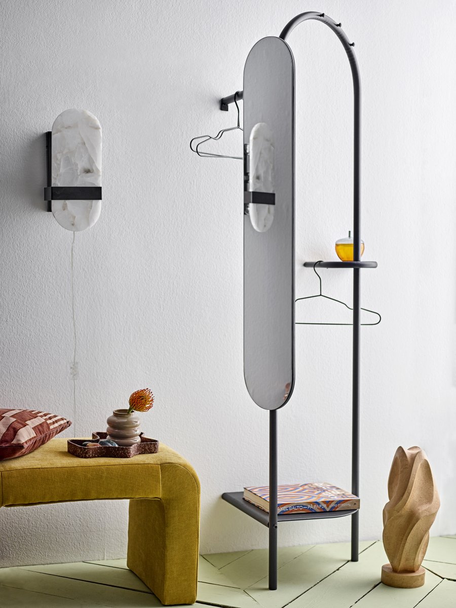 Taco 38cm Blanco lámpara de pared De Bloomingville - Cuenta con dos fuentes de luz, una hacia arriba y otra hacia abajo, que proporcionan una distribuci&oacute;n de la luz armoniosa y equilibrada.
