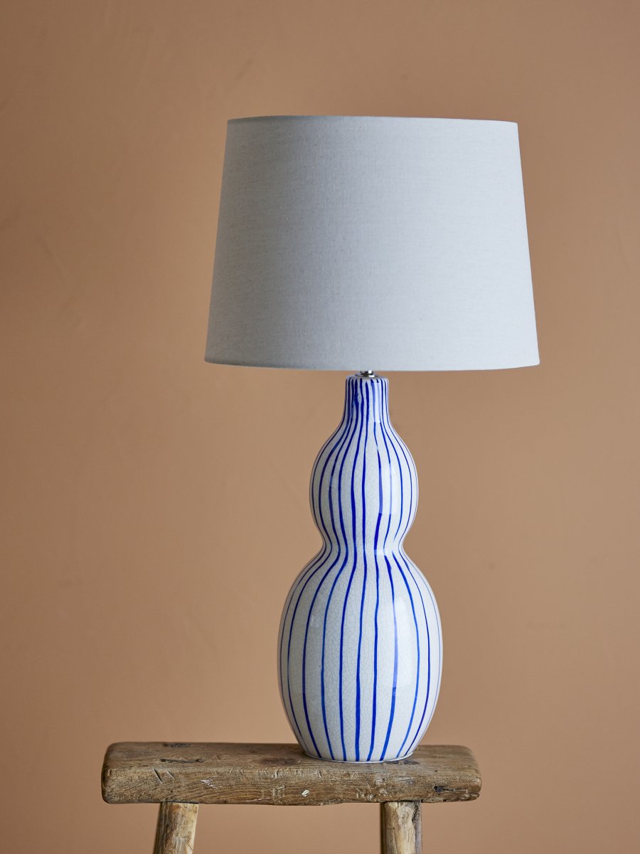 Gavisa 68cm Azul lámpara de mesa De Bloomingville - La l&aacute;mpara de mesa Gavisa es un elemento de decoraci&oacute;n de interiores elegante y &uacute;nico que aporta car&aacute;cter y estilo a su hogar.
