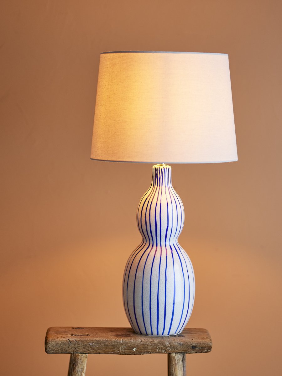 Gavisa 68cm Azul lámpara de mesa De Bloomingville - La l&aacute;mpara de mesa Gavisa es un elemento de decoraci&oacute;n de interiores elegante y &uacute;nico que aporta car&aacute;cter y estilo a su hogar.