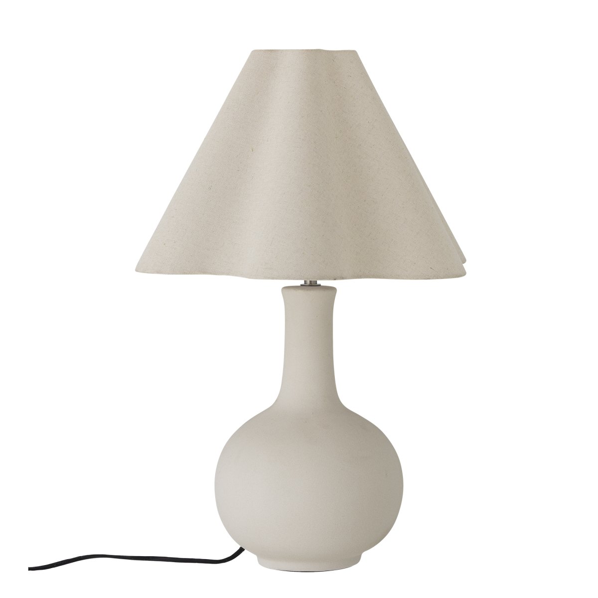 Heide 60cm Blanco natural lámpara de mesa De Bloomingville - Su base redonda, combinada con la pantalla ligeramente curvada, crea una expresi&oacute;n equilibrada y moderna que se integra a la perfecci&oacute;n en interiores minimalistas y de inspiraci&oacute;n escandinava.