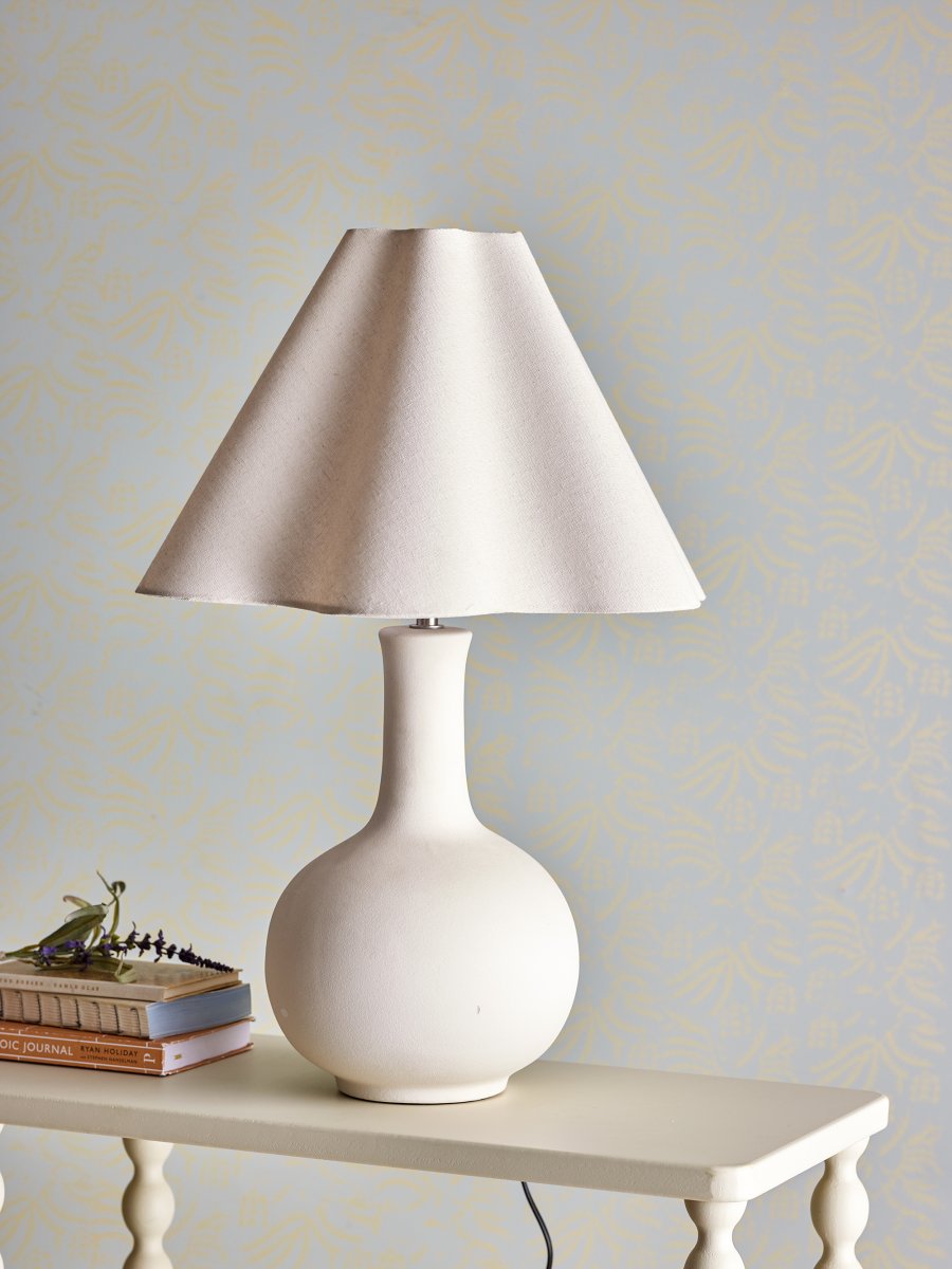 Heide 60cm Blanco natural lámpara de mesa De Bloomingville - Su base redonda, combinada con la pantalla ligeramente curvada, crea una expresi&oacute;n equilibrada y moderna que se integra a la perfecci&oacute;n en interiores minimalistas y de inspiraci&oacute;n escandinava.