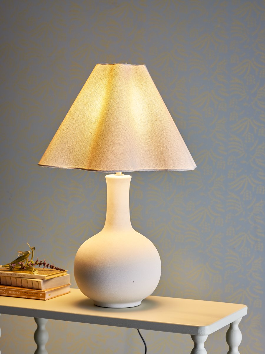Heide 60cm Blanco natural lámpara de mesa De Bloomingville - Su base redonda, combinada con la pantalla ligeramente curvada, crea una expresi&oacute;n equilibrada y moderna que se integra a la perfecci&oacute;n en interiores minimalistas y de inspiraci&oacute;n escandinava.
