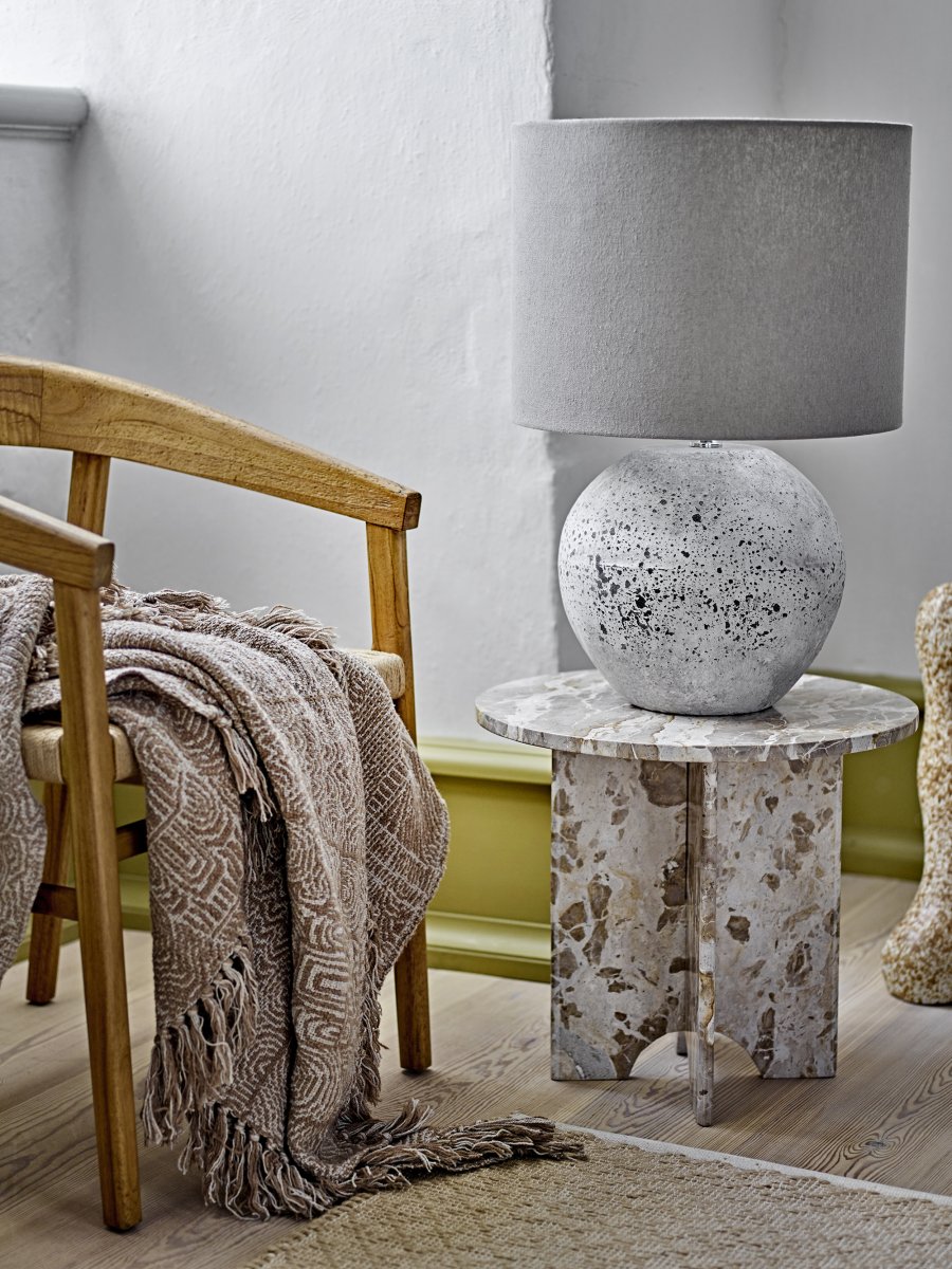 Isedora 60cm Beige lámpara de mesa De Bloomingville - La l&aacute;mpara de mesa Isedora de Bloomingville combina un estilo r&uacute;stico y org&aacute;nico con un dise&ntilde;o elegante, ideal para crear un ambiente c&aacute;lido y acogedor.
