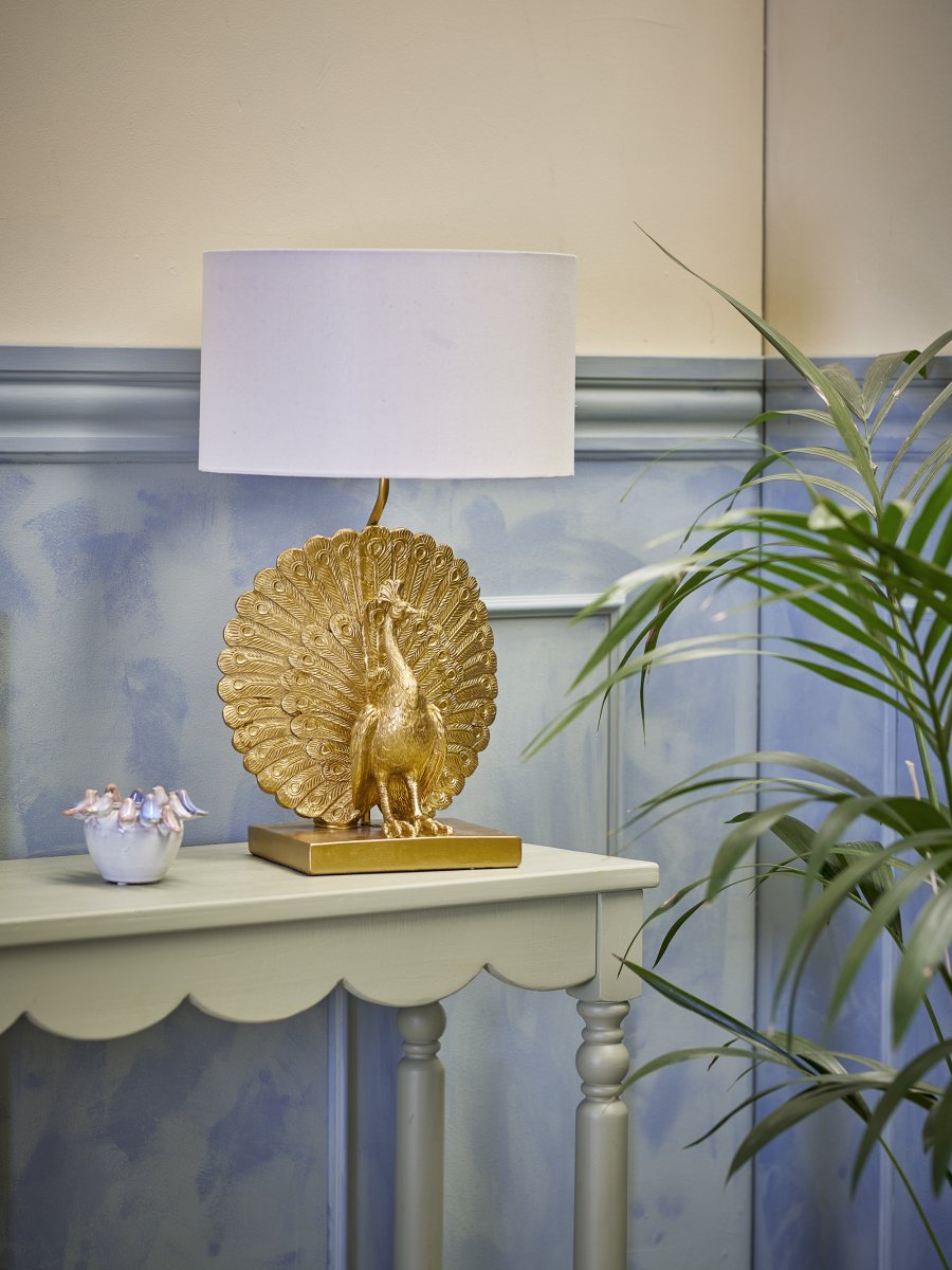 Peacock 58cm Oro lámpara de mesa De Bloomingville - La l&aacute;mpara de mesa Peacock es una l&aacute;mpara decorativa y expresiva con una base escultural en forma de pavo real, hecha de poliresina con un elegante acabado dorado.