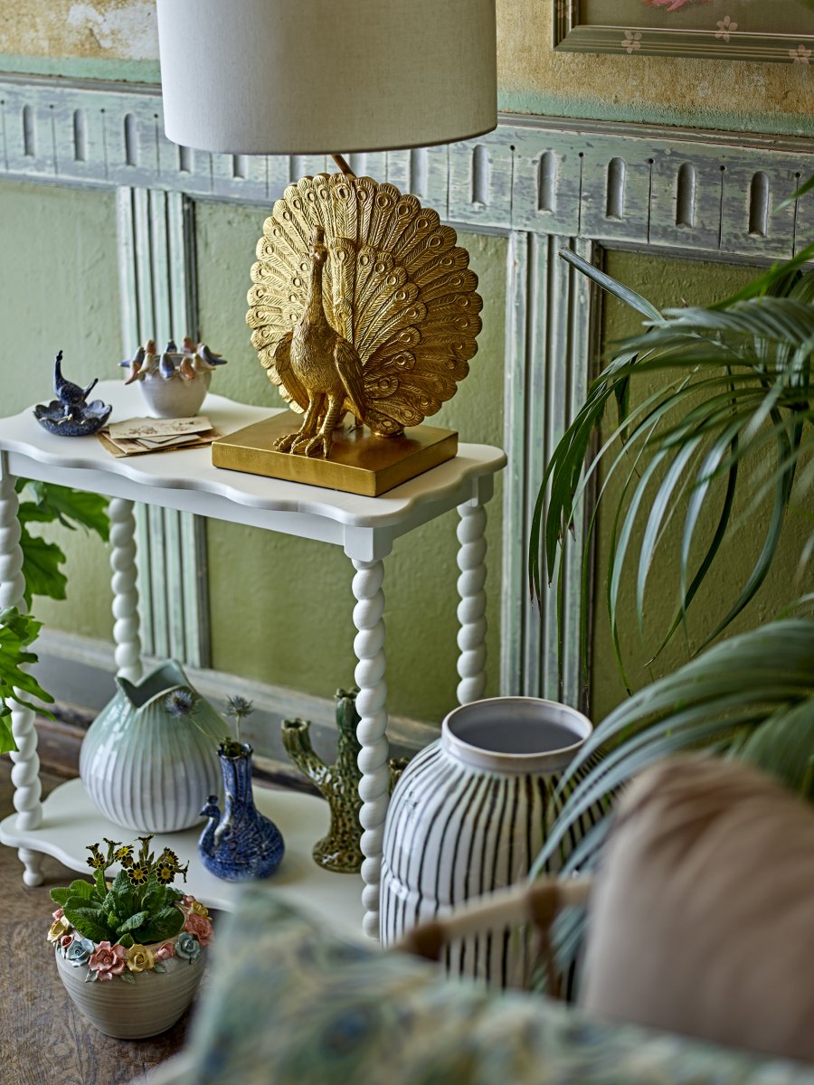 Peacock 58cm Oro lámpara de mesa De Bloomingville - La l&aacute;mpara de mesa Peacock es una l&aacute;mpara decorativa y expresiva con una base escultural en forma de pavo real, hecha de poliresina con un elegante acabado dorado.