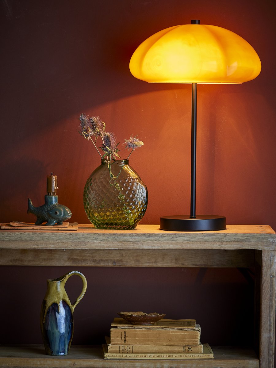Kinoko 47cm Amarillo oscuro lámpara de mesa De Bloomingville - Un detalle perfecto para realzar su escritorio, mesa auxiliar o mesita de noche: Kinoko es a la vez una fuente de luz funcional y un toque de estilo en su interior.
