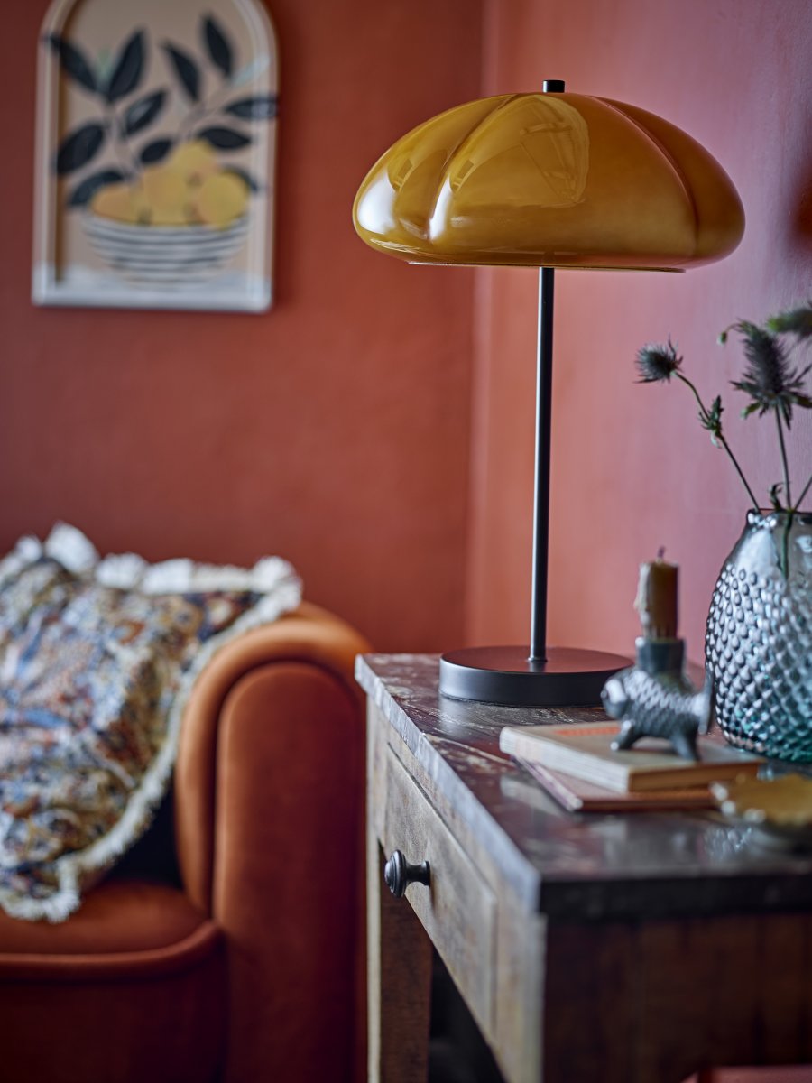 Kinoko 47cm Amarillo oscuro lámpara de mesa De Bloomingville - Un detalle perfecto para realzar su escritorio, mesa auxiliar o mesita de noche: Kinoko es a la vez una fuente de luz funcional y un toque de estilo en su interior.