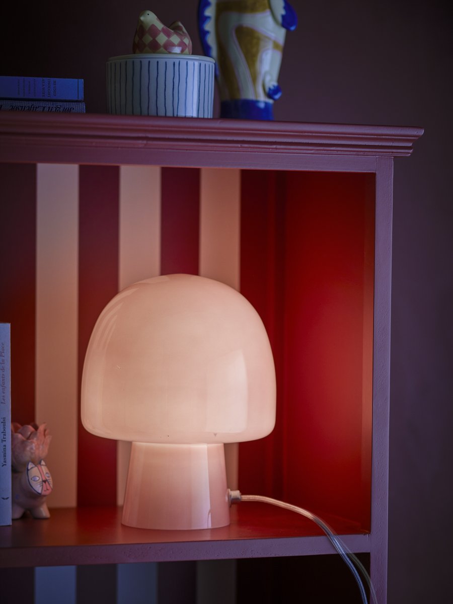 Paddy 26cm Rosa lámpara de mesa De Bloomingville - La l&aacute;mpara de mesa Paddy de Bloomingville est&aacute; hecha de vidrio rosa y tiene una forma encantadora que aporta elegancia y personalidad a cualquier habitaci&oacute;n.