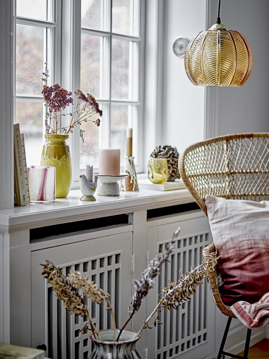 Adar Ø22 Marrón Lámpas de techo De Bloomingville - La combinaci&oacute;n de negro y dorado le confiere un toque exclusivo y decorativo que complementa diversos estilos de interior.