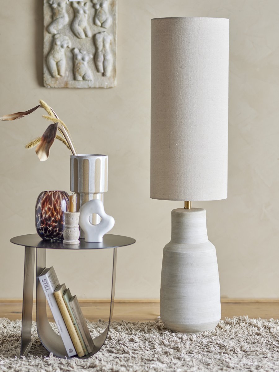 Linetta Blanco natural lámpara de pie De Bloomingville - La l&aacute;mpara de pie Linetta de Bloomingville es el complemento perfecto para tu hogar.