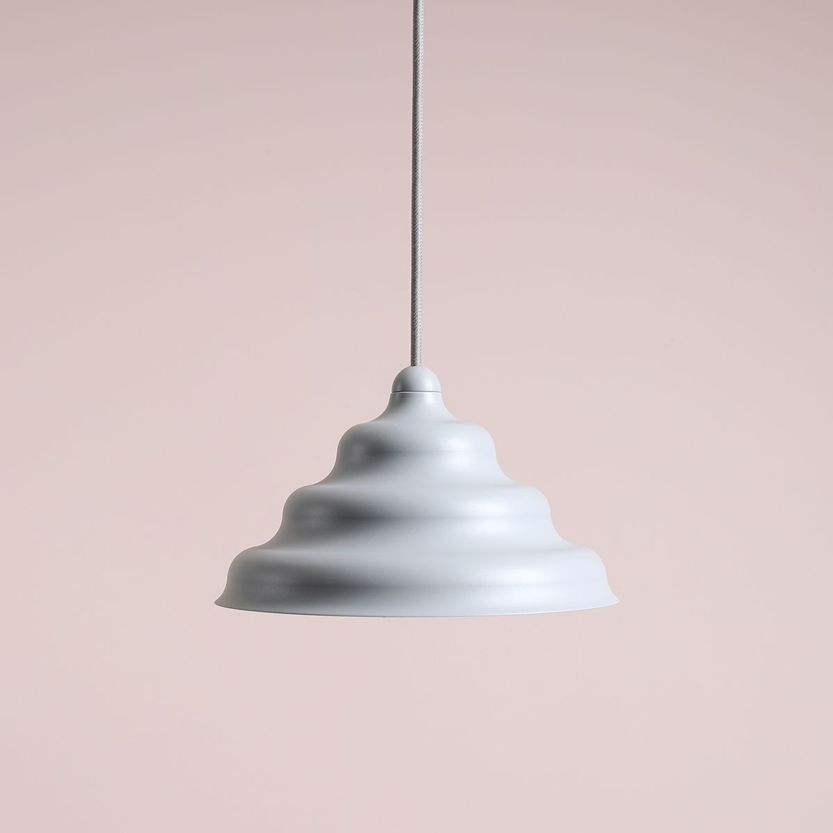 Wave Ø23 Azul Lámpas de techo De Artera - La pantalla de metal desgastado en gris mate resalta; El color crea una hermosa dispersión de luz hacia abajo, lo que lo hace perfecto para colgarlo sobre la mesa del comedor o la encimera de la cocina.