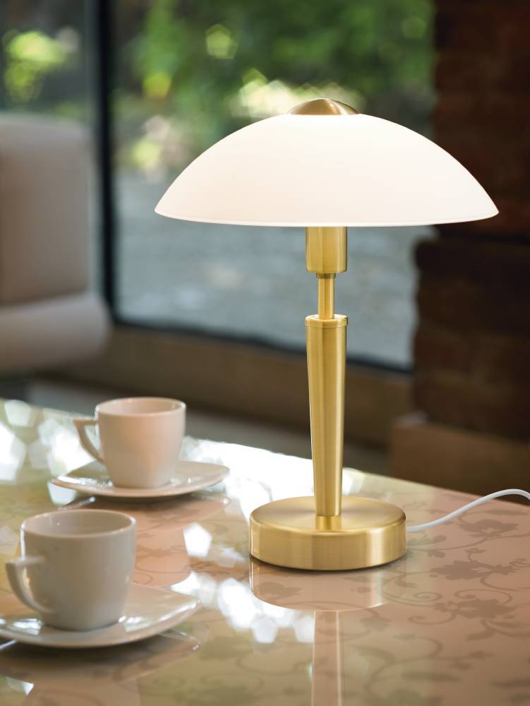 Solo 35cm Latón mate lámpara de mesa De Eglo - Con su dise&ntilde;o de alta calidad y materiales s&oacute;lidos, esta l&aacute;mpara no solo es un elemento destacado y elegante, sino tambi&eacute;n una fuente de iluminaci&oacute;n funcional para su hogar.
