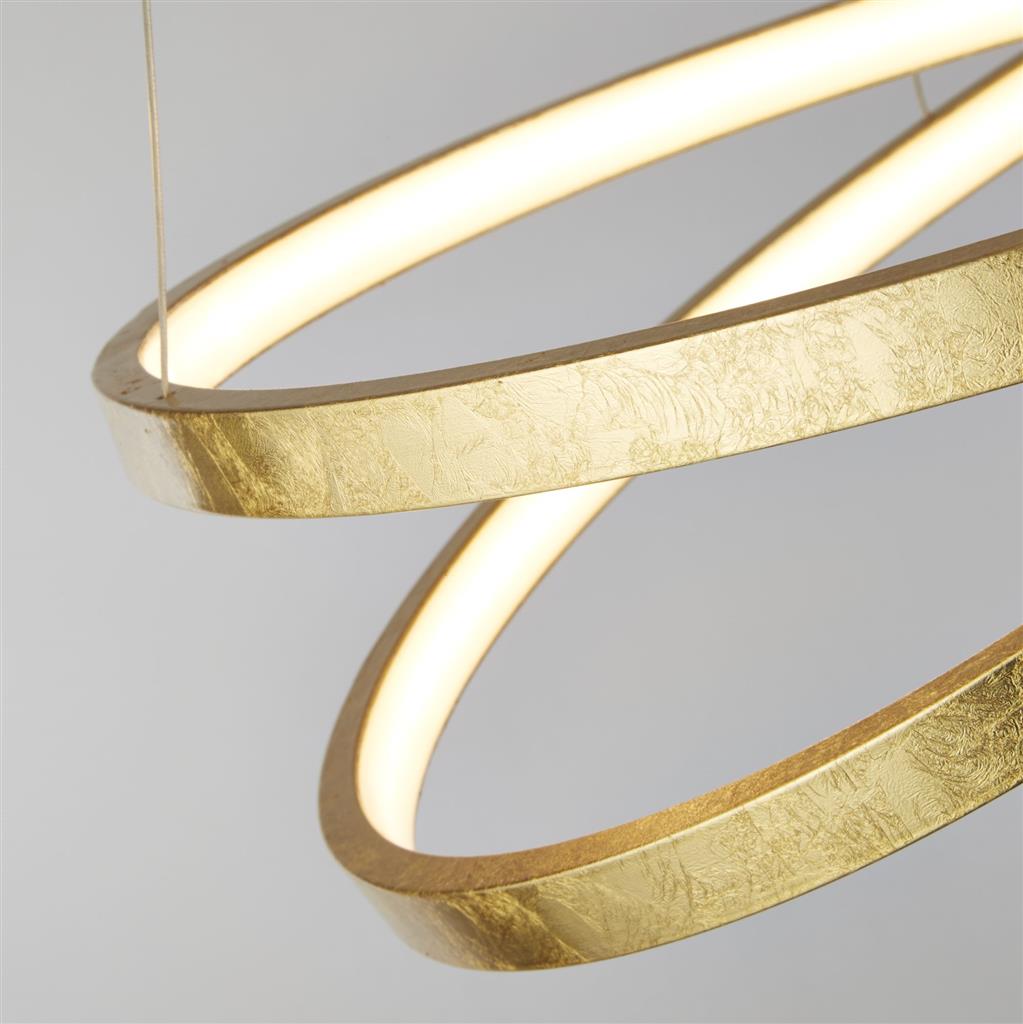 Float Ø47 Oro Lámpas de techo De Searchlight - Con un impresionante acabado en pan de oro, se complementa con una tira LED de plástico PC blanco suspendida de un soporte de techo metálico dorado a juego.
