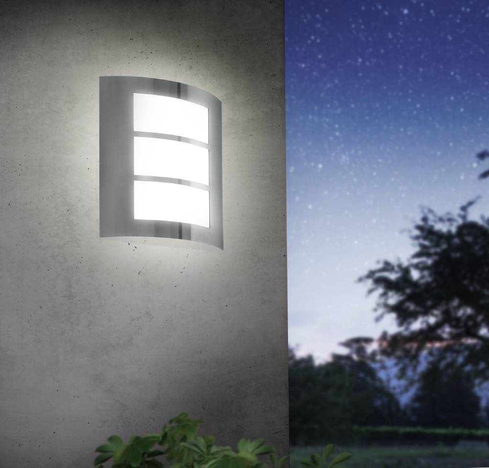 City Acero inoxidable lámpara de exterior De Eglo - Con su diseño curvo y cristal esmerilado, la lámpara difunde una luz suave y uniforme, perfecta para la entrada, el pasillo o la terraza.