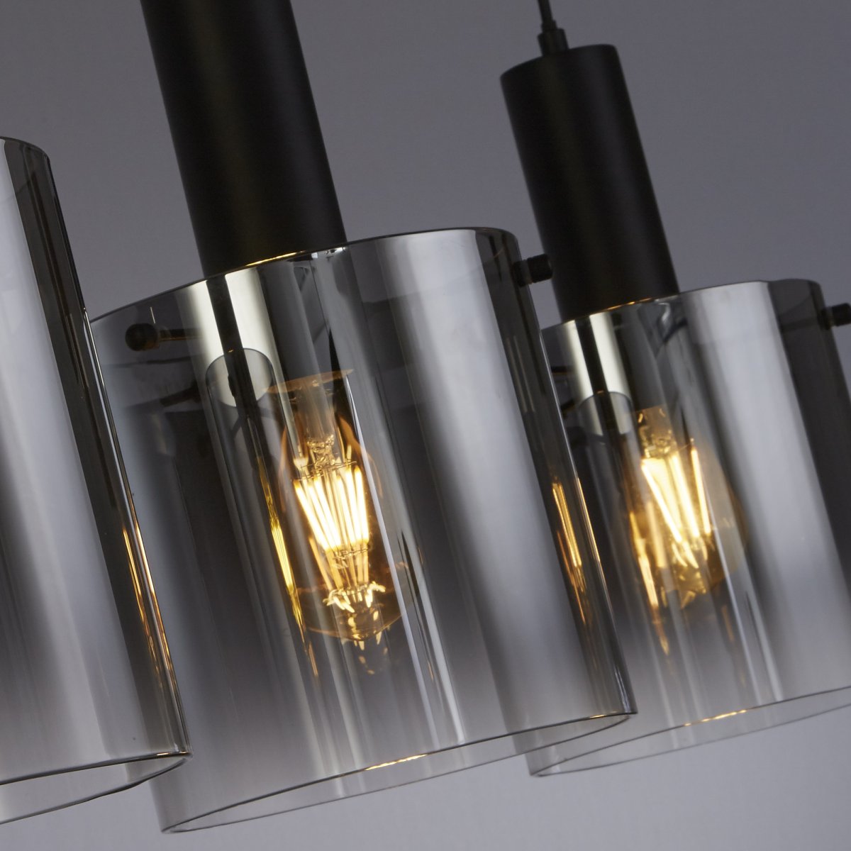 Sweden 100cm Negro Lámpas de techo De Searchlight - La elegante lámpara de techo Sweden, con sus tres cúpulas cilíndricas de cristal tintado en negro, proporciona una iluminación elegante y acogedora.