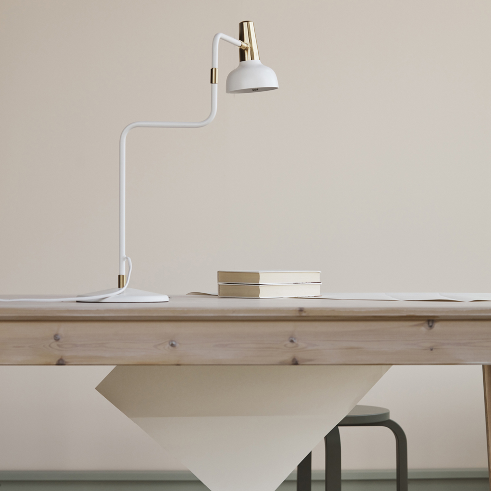 Ray 56cm Blanco cálido lámpara de mesa De CO Bankeryd - La lámpara de mesa Ray está diseñada para colocarse junto al sofá o al sillón favorito, al lado de la cama o en la oficina de casa.