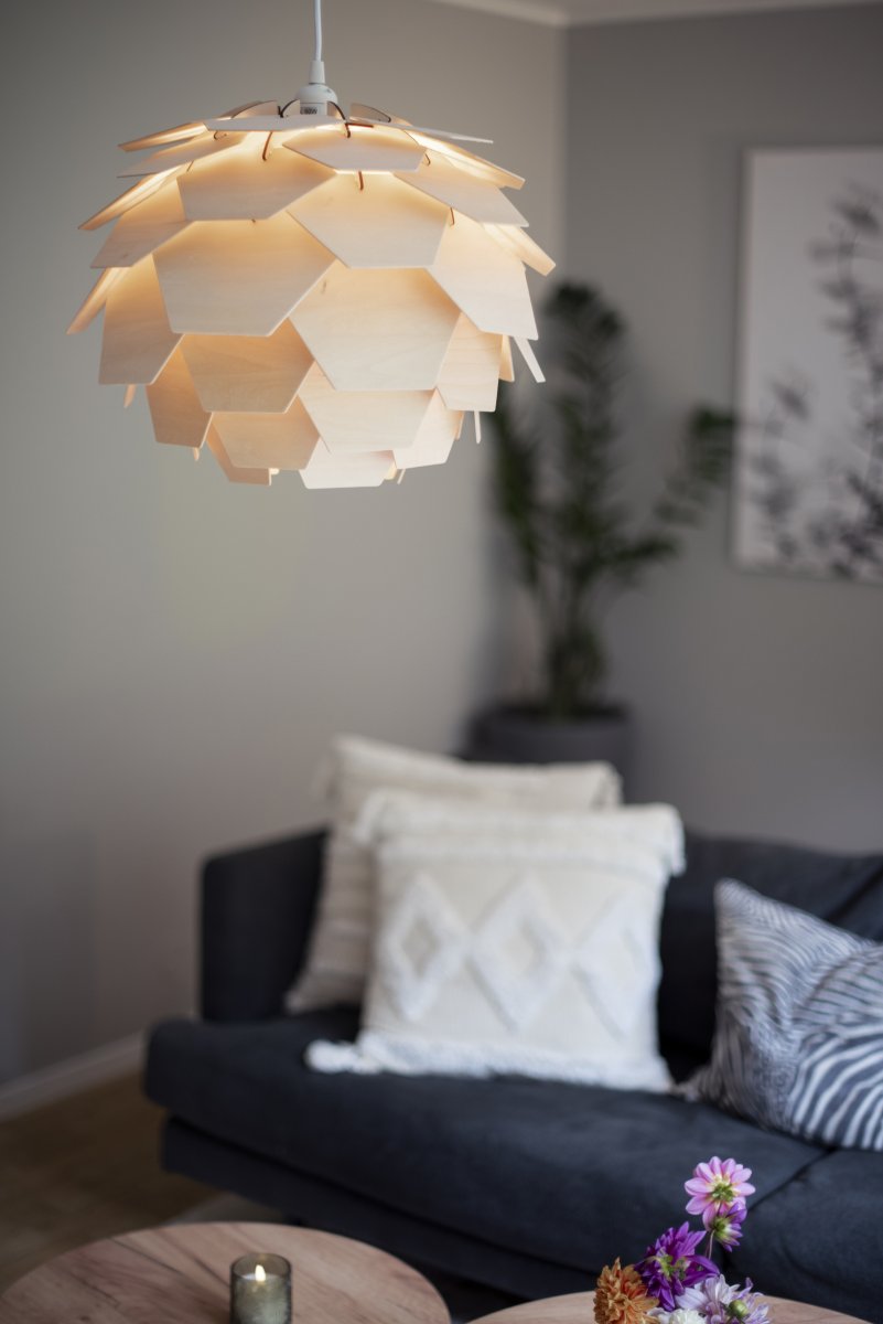 Carpatica Ø40 Naturaleza Lámpas de techo De Aneta Lighting - El dosel del techo está hecho de plástico blanco para suspensión con gancho y está equipado con una tira de sujeción.