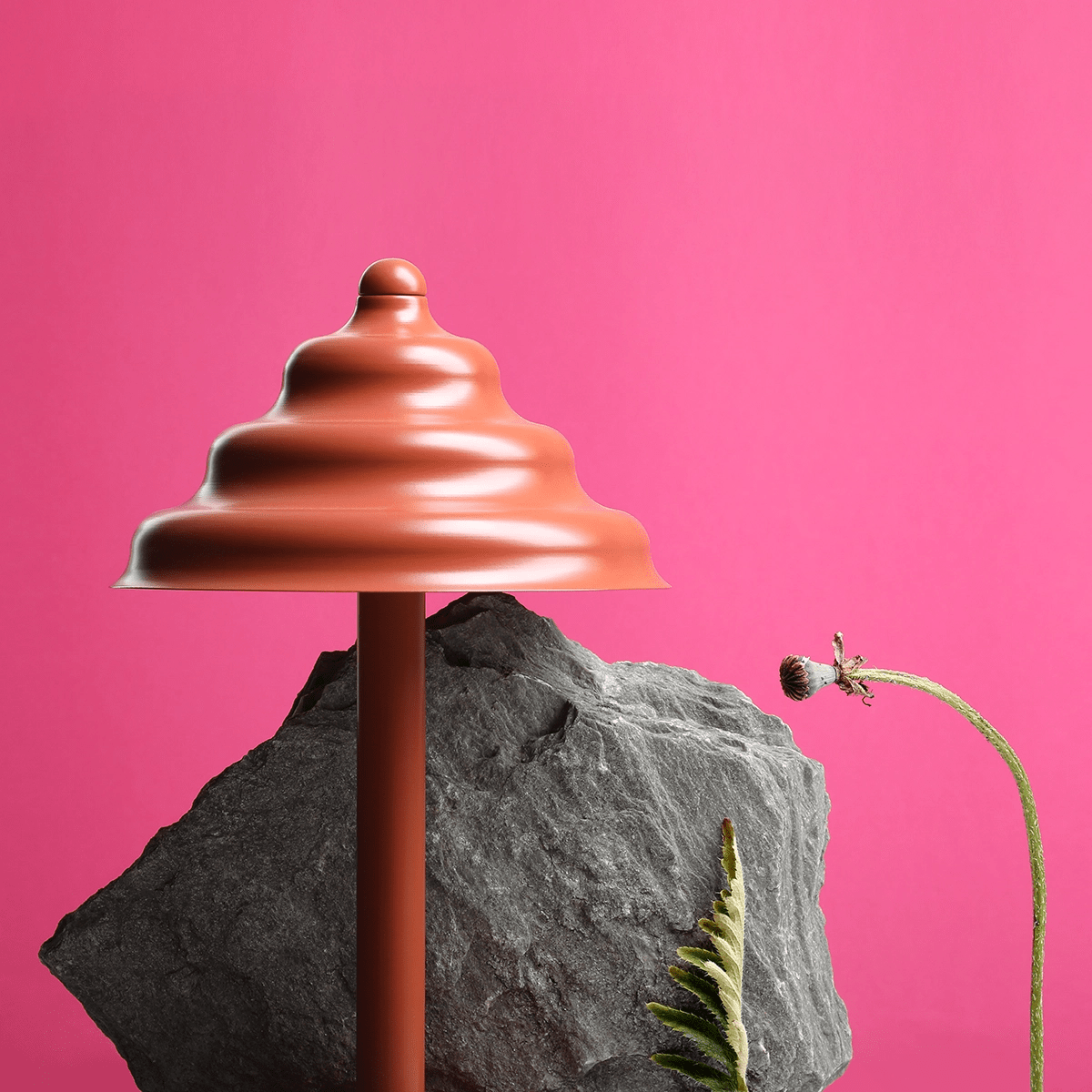 Wave 36cm Naranja lámpara de mesa De Artera - La lámpara está hecha de metal de color marrón rojizo.