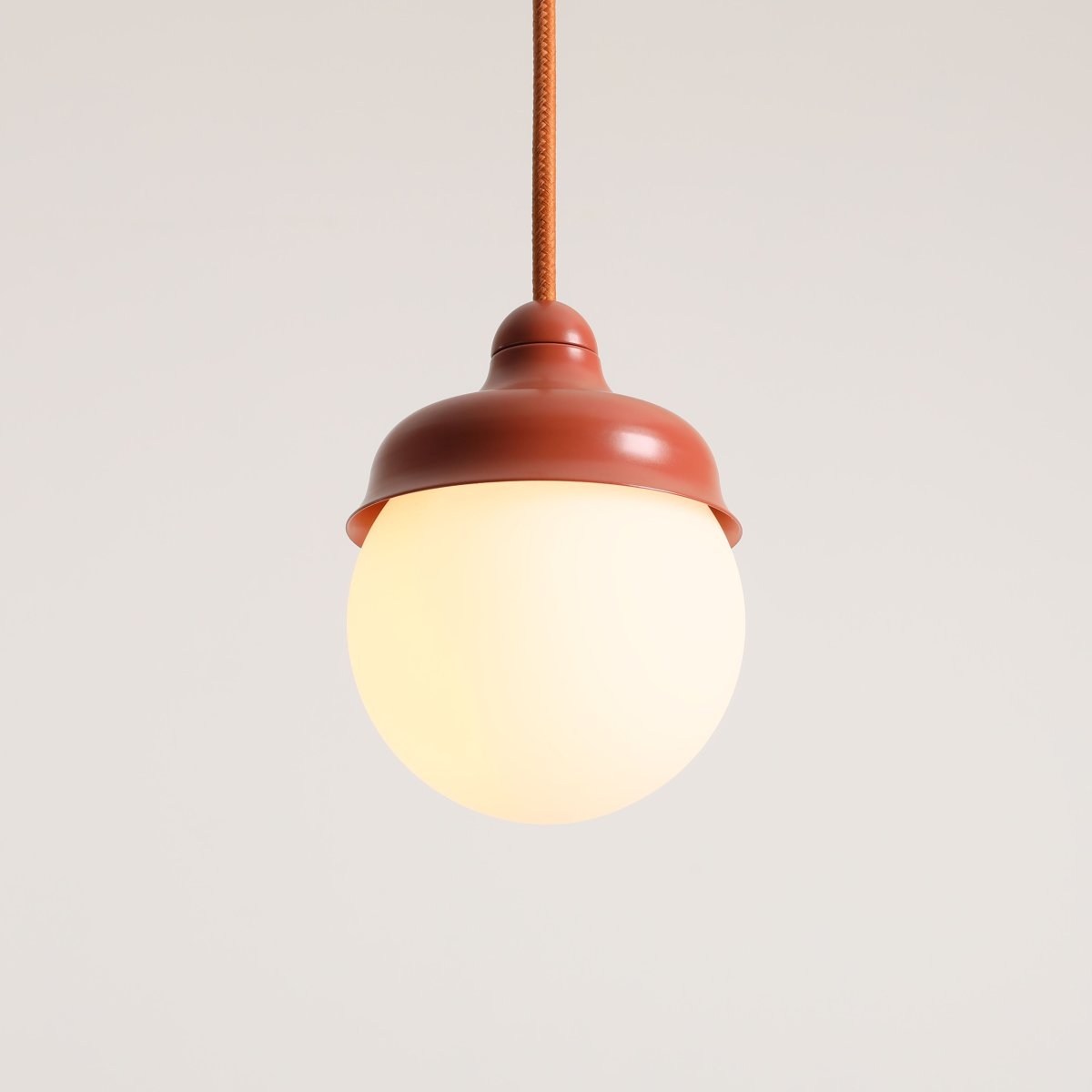 Wave Ø17 Naranja Lámpas de techo De Artera - El color blanco en combinaci&oacute;n con los detalles en marr&oacute;n rojizo crea armon&iacute;a y, junto con una buena iluminaci&oacute;n, se convierte en un elegante detalle interior en el hogar.
