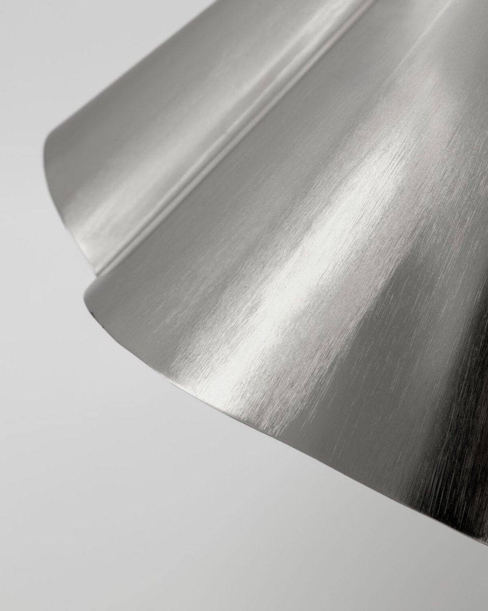 Flola Ø50 Plata Lámpas de techo De House Doctor - Flola es una l&aacute;mpara colgante decorativa con un dise&ntilde;o llamativo que sin duda captar&aacute; todas las miradas.