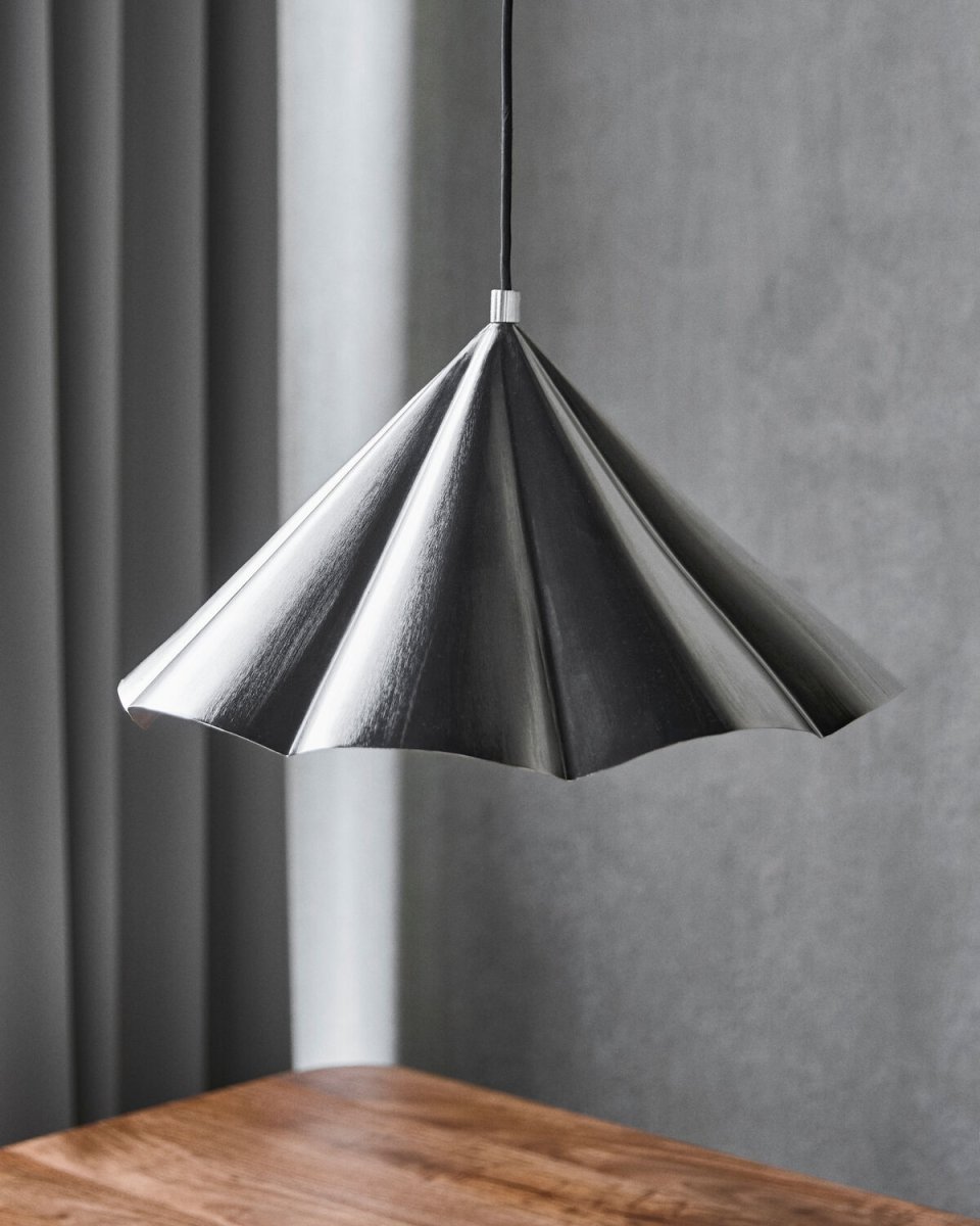 Flola Ø50 Plata Lámpas de techo De House Doctor - Flola es una l&aacute;mpara colgante decorativa con un dise&ntilde;o llamativo que sin duda captar&aacute; todas las miradas.