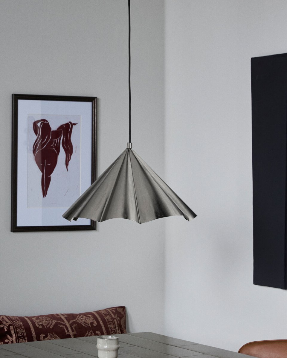 Flola Ø50 Plata Lámpas de techo De House Doctor - Flola es una l&aacute;mpara colgante decorativa con un dise&ntilde;o llamativo que sin duda captar&aacute; todas las miradas.