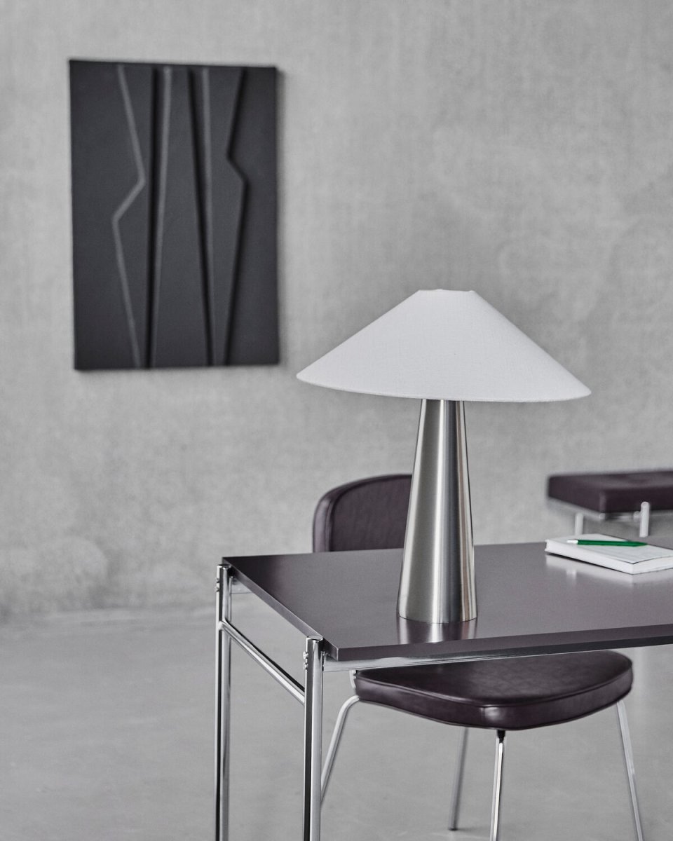 Soffi 48cm Plata lámpara de mesa De House Doctor - La l&aacute;mpara de mesa Soffi destaca por su dise&ntilde;o moderno y elegante, con una sofisticada combinaci&oacute;n de metal y tela.