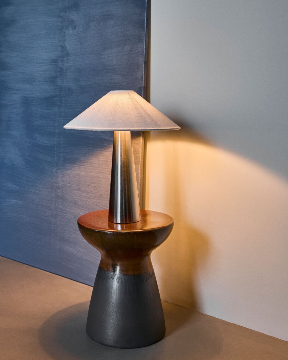 Soffi 48cm Plata lámpara de mesa De House Doctor - La l&aacute;mpara de mesa Soffi destaca por su dise&ntilde;o moderno y elegante, con una sofisticada combinaci&oacute;n de metal y tela.