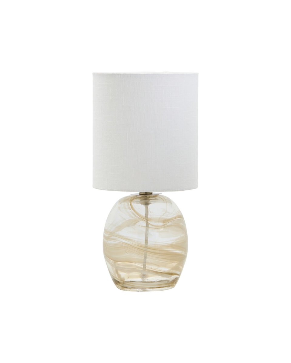 Hite 44cm Blanquecino lámpara de mesa De House Doctor - Su base redonda de vidrio est&aacute; adornada con un hermoso dise&ntilde;o en espiral de color blanco crema, lo que hace que cada pieza sea &uacute;nica y le da a la l&aacute;mpara un aspecto vibrante.